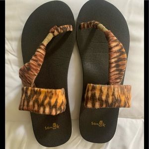 Sanuk sandals/Leopard print